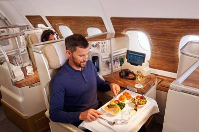 Авиакомпания Emirates предлагает услугу предварительного заказа питания на борту